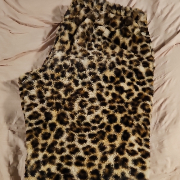 Harper & Ivy Fuzzy Leopard Print Apparel - Picture 4 of 8